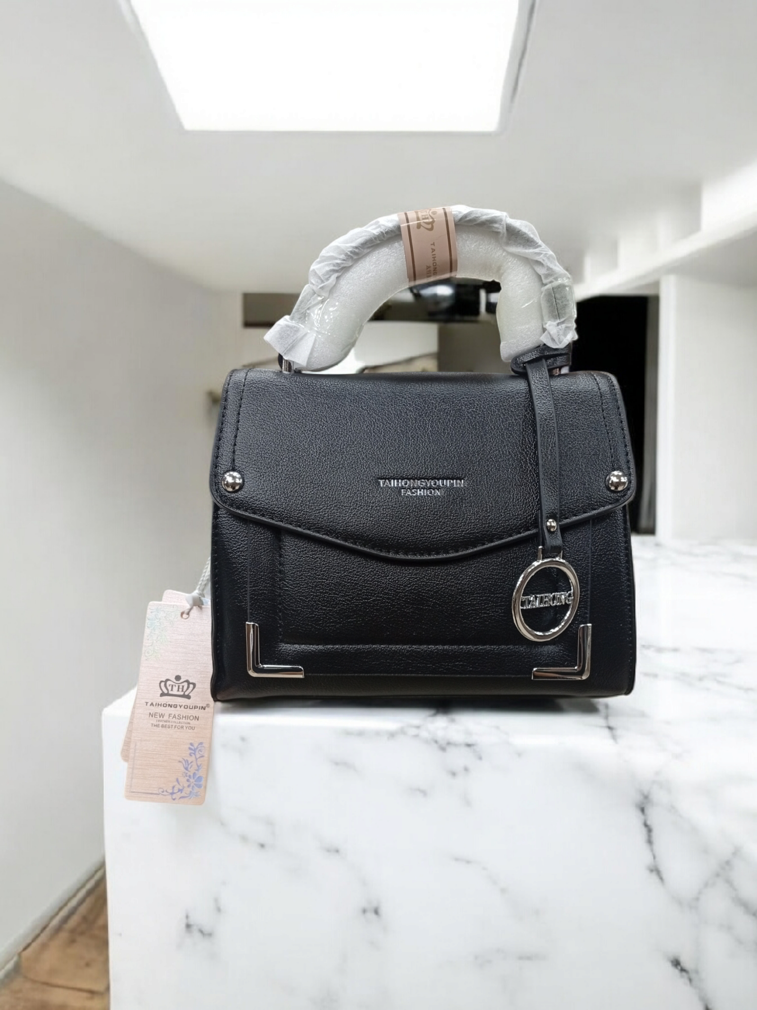 *BEAUTIFUL LADIES IMPORTED HAND BAGS*